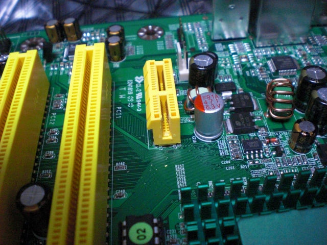 お決まりの PCIe x1コネクタ削り。グラボ(GIGABYTE GV-NX85T256H、GeForce 8500GT)も映りました。