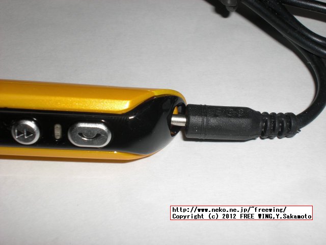 Bluetooth Headset Bluedio AVX6 ACアダプタを繋げた所