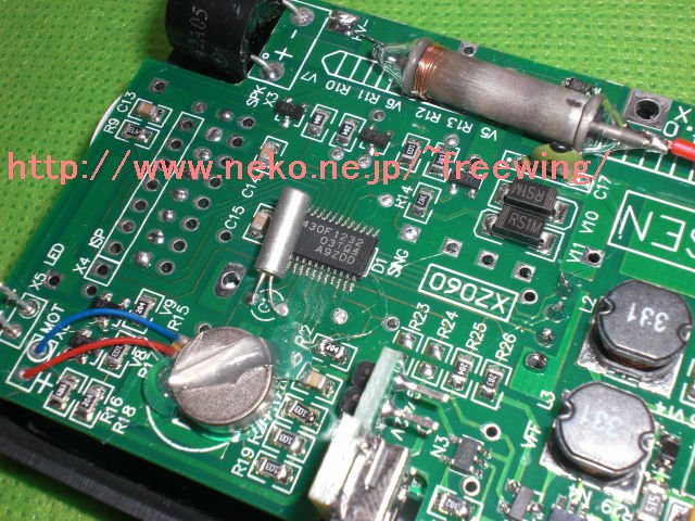 BS2010 ワンチップマイコン(MSP430)と GM管。左下の丸い銀色はバイブ