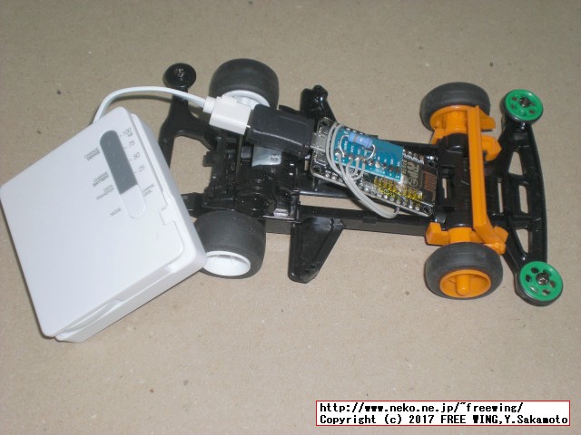 モバイルバッテリーを取り付けてミニ四駆のラジコンが完成