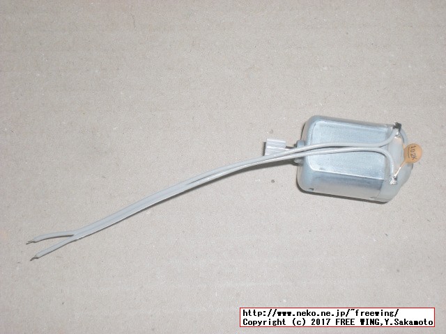 モーターの端子に配線とノイズ防止のコンデンサ 1000pFを半田付けします