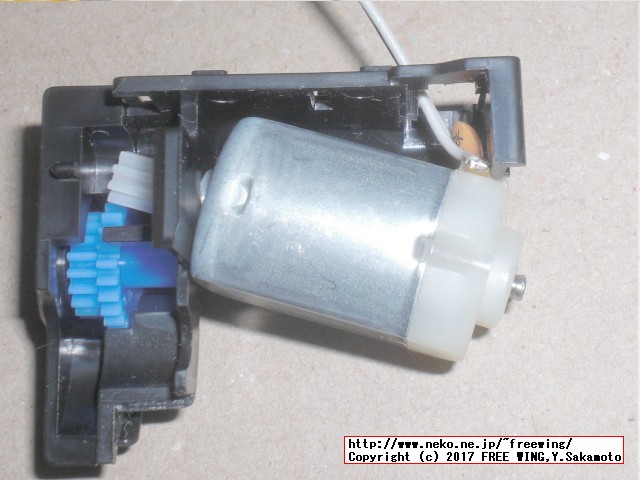 モーターをモーターホルダに取り付けます