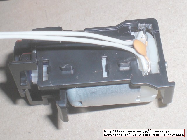 モーターをモーターホルダに取り付けます