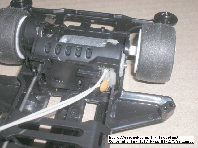 モーターをシャーシに取り付けた所