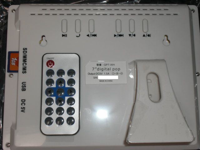 裏面のボタンでも操作可能。スタンドは横置き縦置きに対応。壁掛けにも対応。