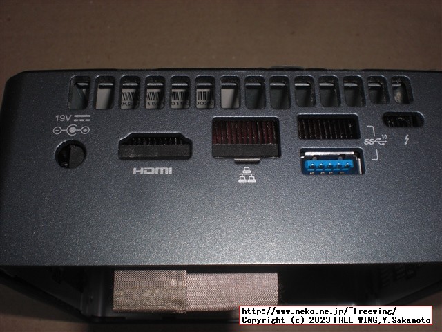 Intel NUC NUC8I5BEHの分解とファンのホコリの掃除の様子