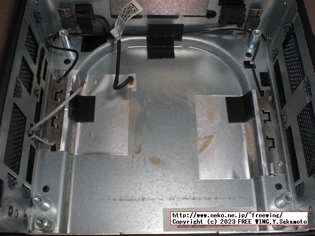 Intel NUC NUC8I5BEHの分解とファンのホコリの掃除の様子