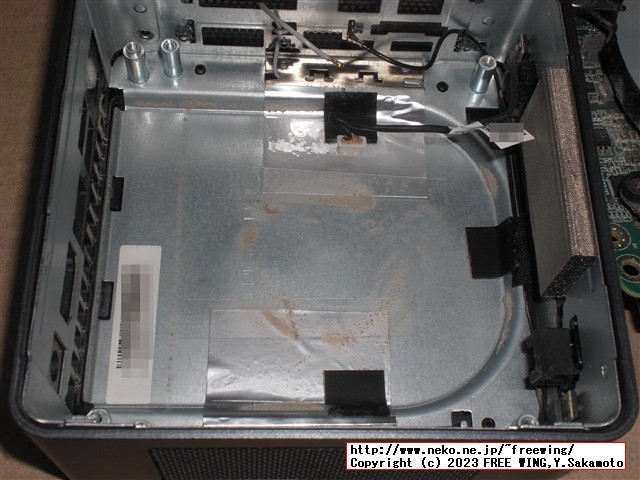 Intel NUC NUC8I5BEHの分解とファンのホコリの掃除の様子