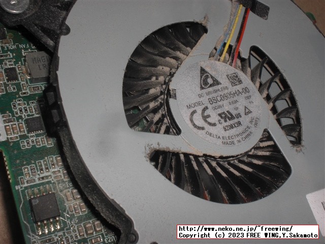 Intel NUC NUC8I5BEHの分解とファンのホコリの掃除の様子