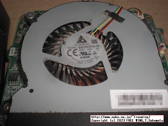 Intel NUC NUC8I5BEHの分解とファンのホコリの掃除の様子