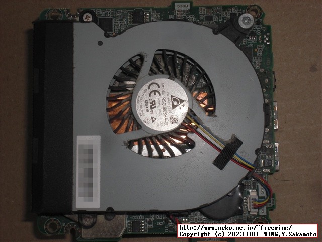 Intel NUC NUC8I5BEHの分解とファンのホコリの掃除の様子
