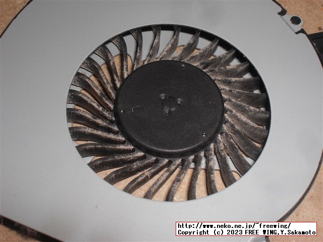 Intel NUC NUC8I5BEHの分解とファンのホコリの掃除の様子