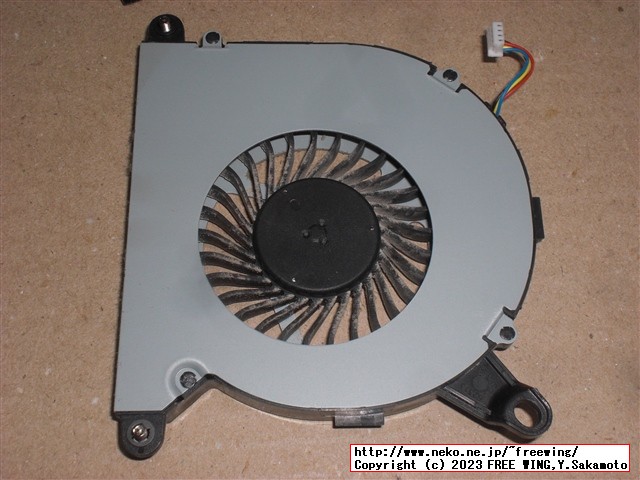 Intel NUC NUC8I5BEHの分解とファンのホコリの掃除の様子