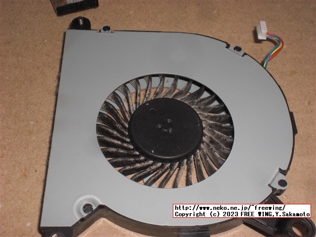 Intel NUC NUC8I5BEHの分解とファンのホコリの掃除の様子