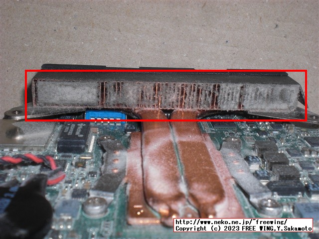 Intel NUC NUC8I5BEHの分解とファンのホコリの掃除の様子