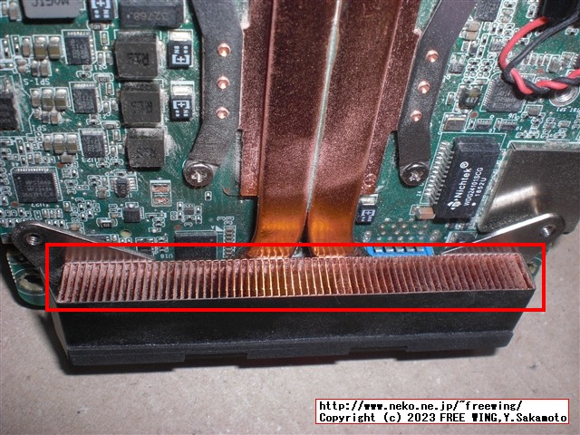 Intel NUC NUC8I5BEHの分解とファンのホコリの掃除の様子