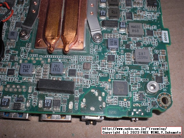 Intel NUC NUC8I5BEHの分解とファンのホコリの掃除の様子