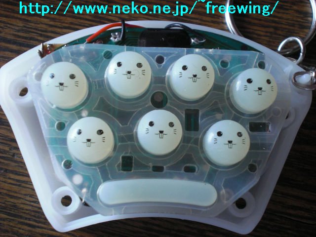 中国製のモグラ叩きゲームのおもちゃ キーパッドを乗せたところ