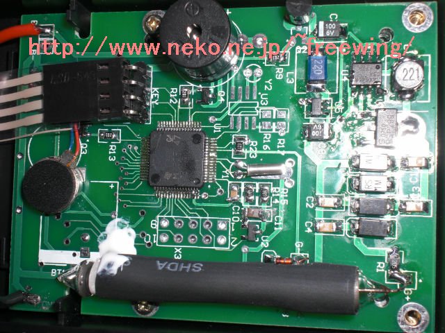 NT6102 分解して内部基板。今風の作り。ワンチップマイコンは MSP430、ガイガー管は短いのをぶった切ってヒシチューブで伸ばしてるんじゃないよね？