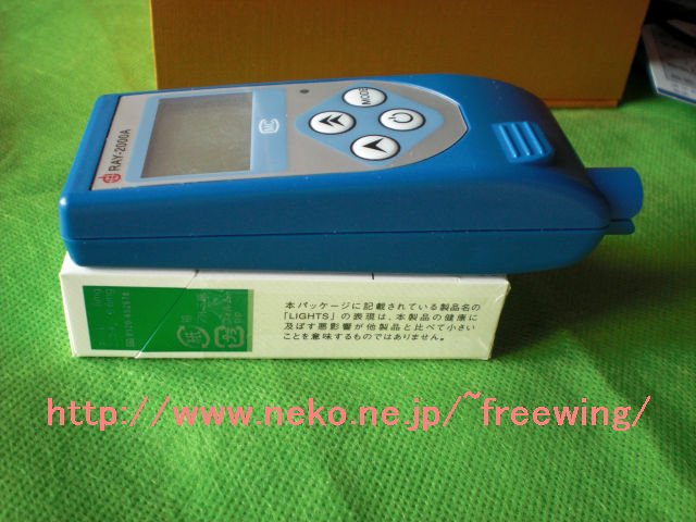 RAY-2000A タバコの箱と厚さ比較、下部が厚いです