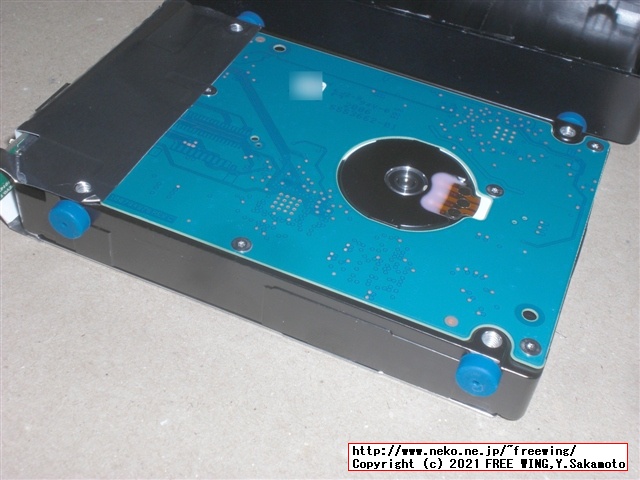 USB 3.0接続の 5TBの大容量ポータブル HDD Seagate Expansion STEA5000402の分解方法を写真で解説