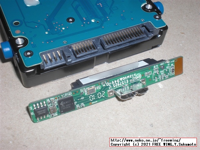 USB 3.0接続の 5TBの大容量ポータブル HDD Seagate Expansion STEA5000402の分解方法を写真で解説