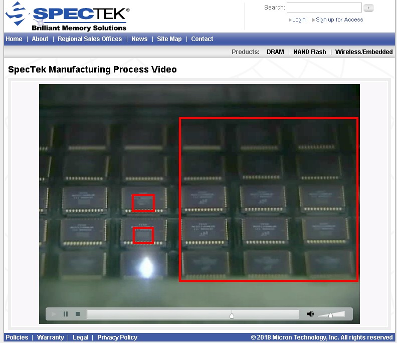 ICチップのメーカーロゴ部分を消しているシーン