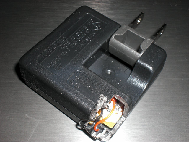 こんな感じで筐体に穴を開けます