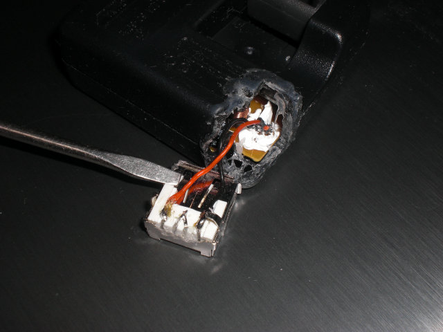 USBコネクタに電源を配線してデータ通信線の D+と D-に下記電圧が掛かるようにします。