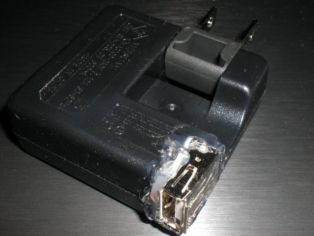 USBコネクタをホットメルトで固定して完成