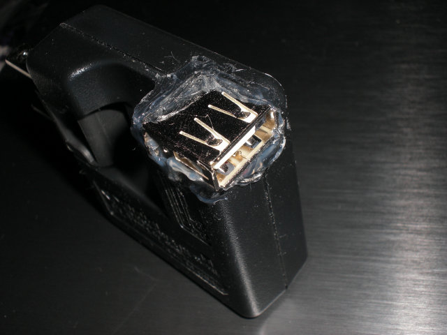 USBコネクタをホットメルトで固定して完成