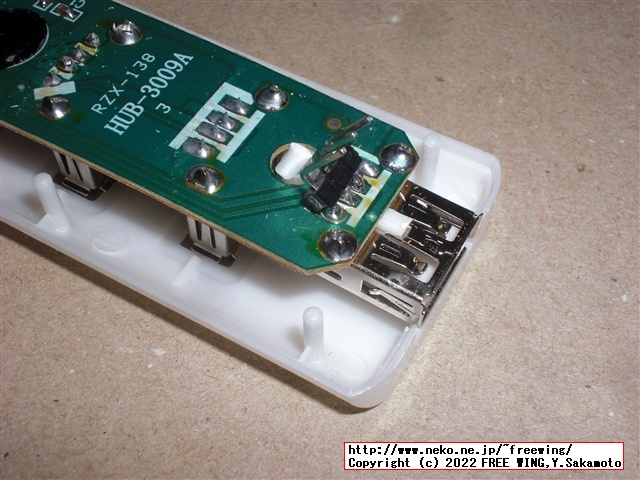 USB機器の信号をロジックアナライザで観測する為に USBハブに観測用のピンを半田付け