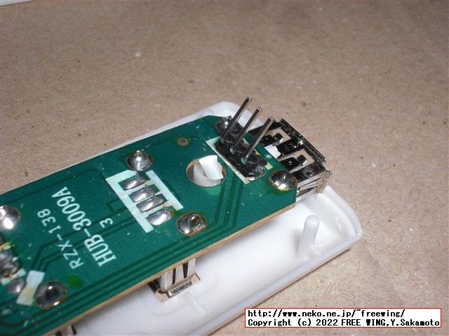 USB機器の信号をロジックアナライザで観測する為に USBハブに観測用のピンを半田付け