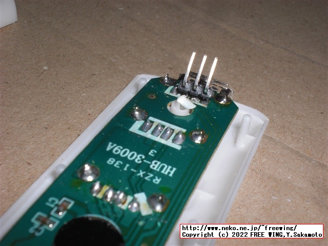 USB機器の信号をロジックアナライザで観測する為に USBハブに観測用のピンを半田付け