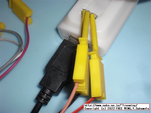 USB機器の信号をロジックアナライザで観測する為に USBハブに観測用のピンを半田付け