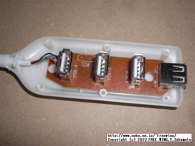 USB機器の信号をロジックアナライザで観測する為に USBハブに観測用のピンを半田付け