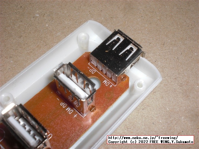 USB機器の信号をロジックアナライザで観測する為に USBハブに観測用のピンを半田付け