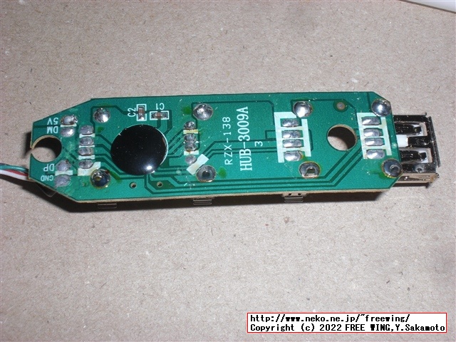 USB機器の信号をロジックアナライザで観測する為に USBハブに観測用のピンを半田付け