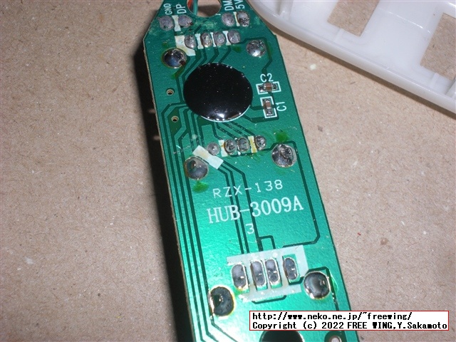 USB機器の信号をロジックアナライザで観測する為に USBハブに観測用のピンを半田付け