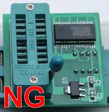 +1.8Vアダプタ NG品、IC表面に削りが有り、ICの型番を判別できない