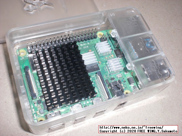 Raspberry Pi 4CPUに貼り付けの大きい黒い放熱板もメモリチップ、USBチップ、LANチップの全ての放熱板が指で触って熱く感じます