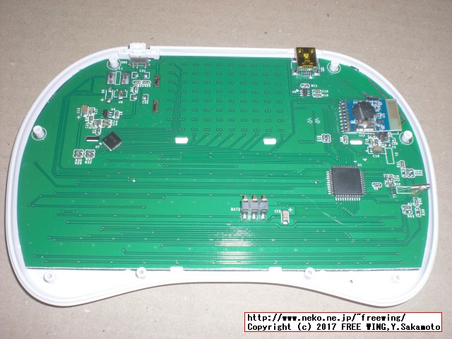 Raspberry Piの初期設定等に便利な認証不要のワイヤレス方式のタッチパッド付きキーボードの内部基板、分解写真